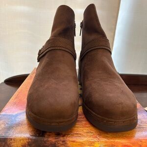 Bella Vita 8.5 Extra Wide (8 1/2WW) (8 1/2 E+) Brown Super Suede Izzy Boots NIB
